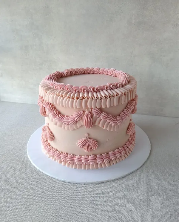 A Fig & Owl buttercream cake