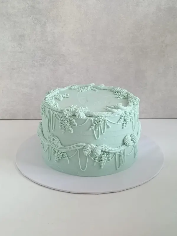 A Fig & Owl buttercream cake