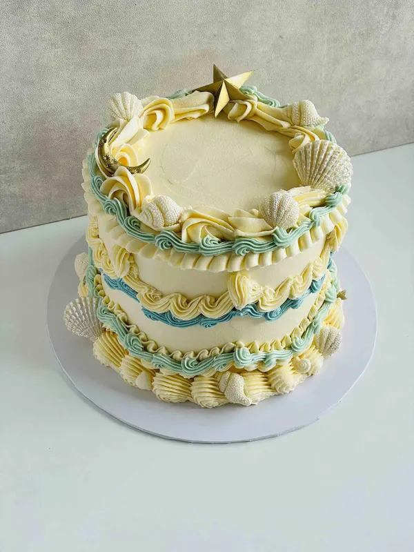 A Fig & Owl buttercream cake