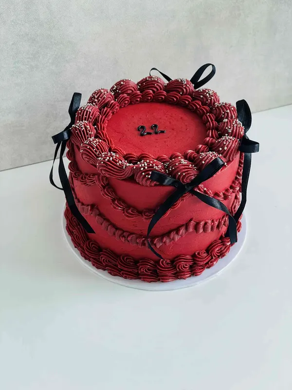 A Fig & Owl buttercream cake